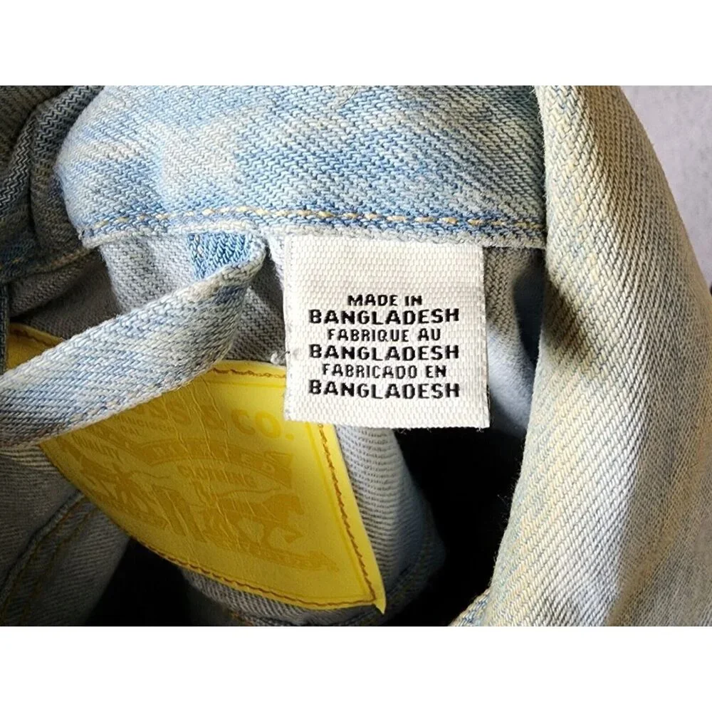 Levi’s Type 3 Light Wash Blue Denim Yellow Metal Button Up Trucker Jacket Size M